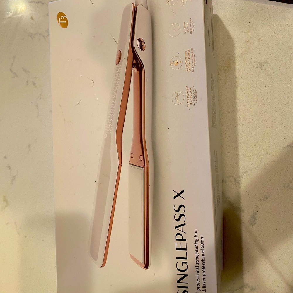 Like new T3 1.5 inch straightening iron